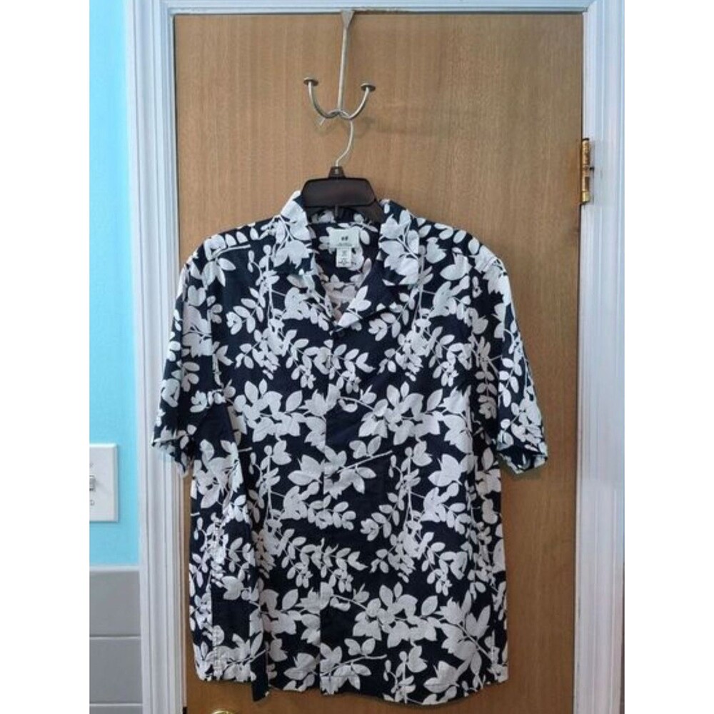 H&M Black and White Floral Short-Sleeve Button-Down Shirt - Relaxed Fit
